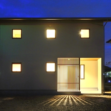 シンプルにまとめられた道路側の外観の夜景