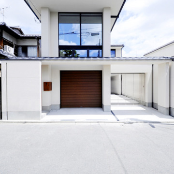 京都市の美観地区内に建つ、モダンな外観