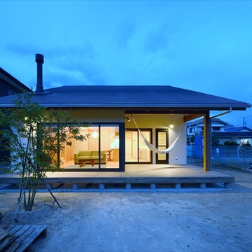 平屋のように見える大屋根