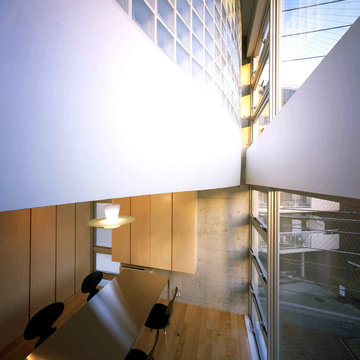 二重にデザインの異なるガラスの壁を設け、室内に変化をもたせる