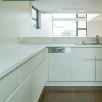 白を基調としたシンプルなオープンキッチン