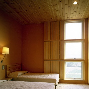 カーテンではなく、格子戸採用した窓。掃除がしやすい。