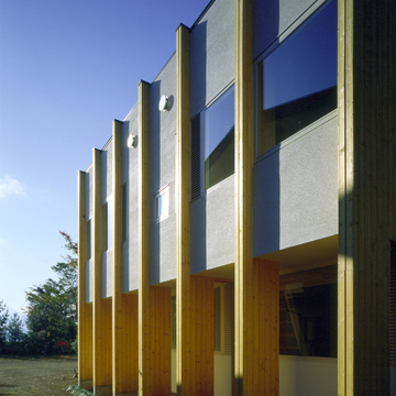 連続した集成柱がを現しにして、建物にリズムを生む