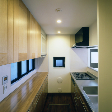 家人と会話しながら調理ができる、セミクローズドキッチン