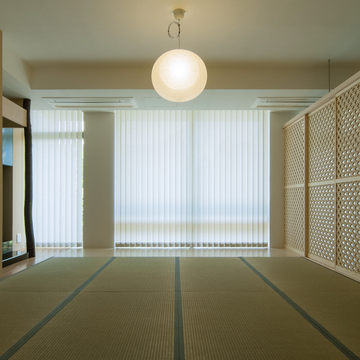 格子戸で曖昧に仕切り、室内にもう一つの空間をつくる。