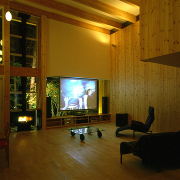 スクリーンをおろし、ホームシアター楽しむ