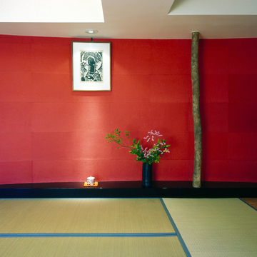 朱い壁は、この部屋のために漉いた和紙。昔から使っていた手あぶりと同じ色。