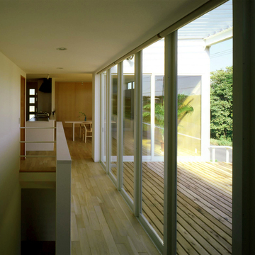 バルコニーを中心に部屋の配置し、間接的に自然光や景色を楽しむ