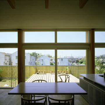 リビング・ダイニングと同じ床高さにウッドデッキ。ティータイムを楽しむ