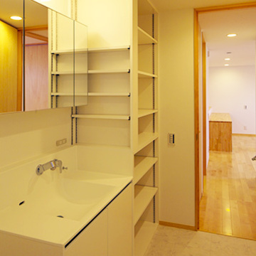 オフホワイトで統一した洗面ルーム