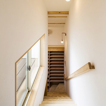 明るい日差しの入る階段