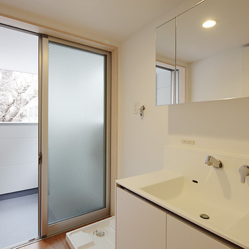 便利な洗面横のバルコニー