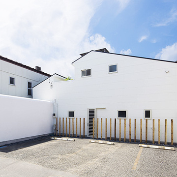 トンネルの様な長い玄関アプローチが特徴的