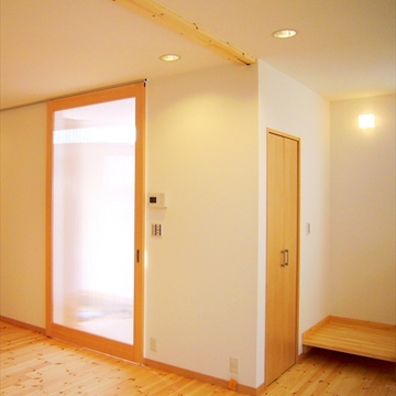 玄関からLDKへの出入口　半透明のスライドドア