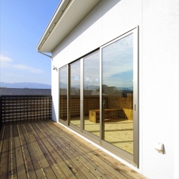 大窓でLDKと一体化するバルコニー