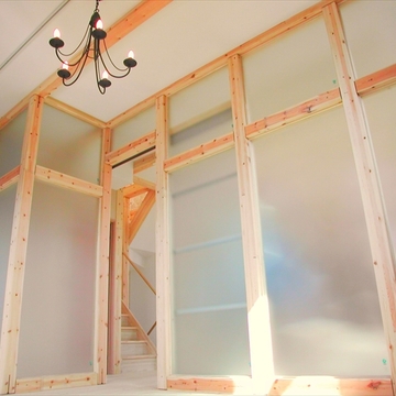 部屋を仕切るのは光を通す半透明のパーテーション