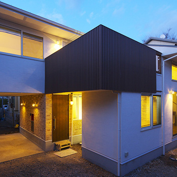 暖かな灯りが家族を包む