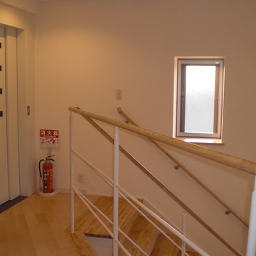 光がたくさん差し込む階段