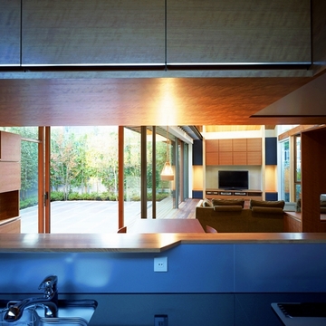 キッチンよりテラスを望む