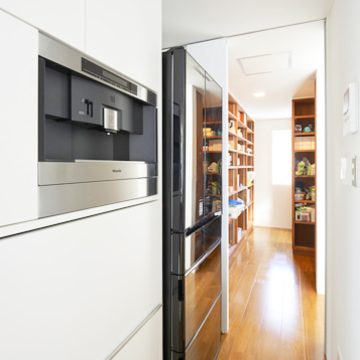 キッチンからつながるパントリー