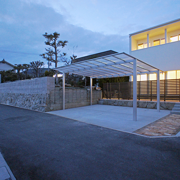 部屋の灯りが直線状に漏れる夜景外観