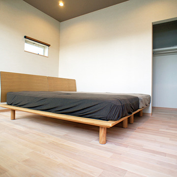 落ち着いた色合いの2階寝室