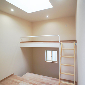 大きいトップライトが中心にある子供部屋