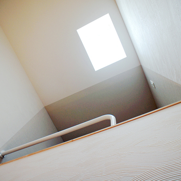 トップライトの光が注ぐ明るい階段室