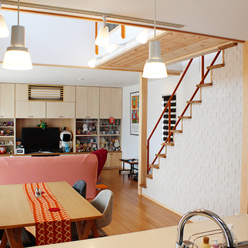 キッチンから見渡せるリビング・ダイニング