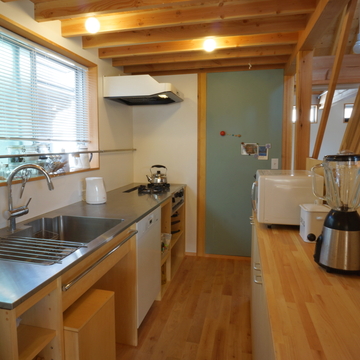 ダイニングよりキッチンを見る