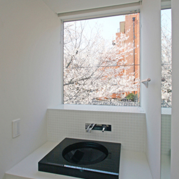 桜の見える洗面コーナー