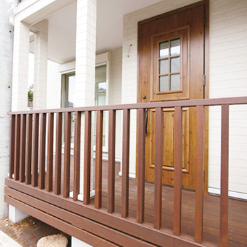ウッドデッキからの玄関アプローチ