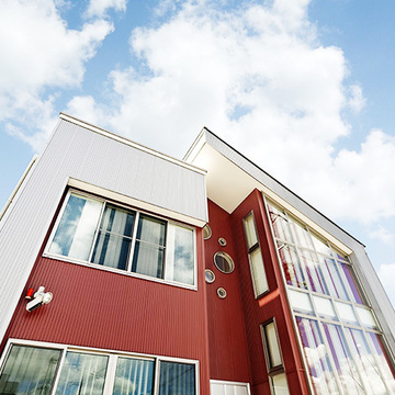 赤いガルバ鋼板の外壁