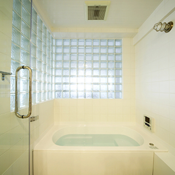 ガラスブロックの壁で明るい浴室