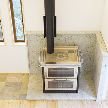 リビング脇に設置された暖炉