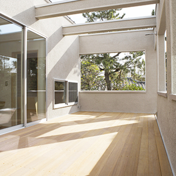 裸足が心地よいウッドテラス