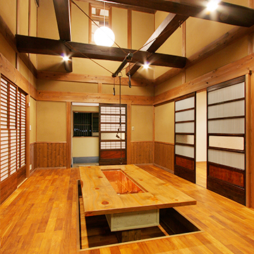 家族が集う掘りごたつ式のリビング