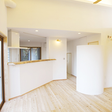 リビングからキッチンスペースを見る