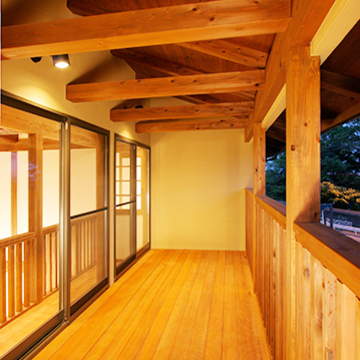 ２階の木のテラス