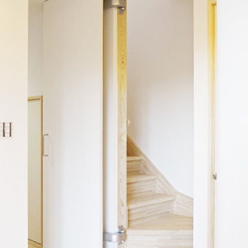 ドア奥の階段