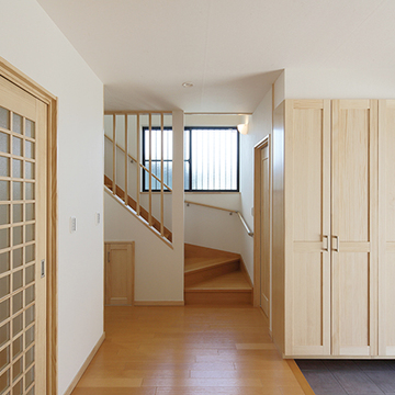 優しい色合いの建具が並ぶ室内