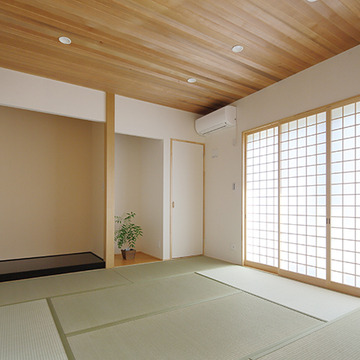 網目の小さい障子から注ぐ光が明るい和室