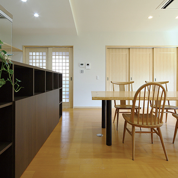 キッチンとの境界になる飾り棚