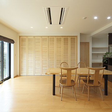 天井高のある開放的なリビング