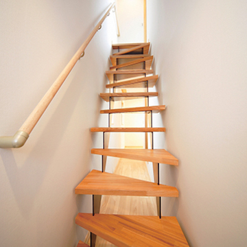 三角の踏み板が交互に並ぶ階段