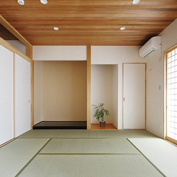 天井の木板がナチュラルな和室