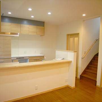 低めのカウンターキッチンで繋がりを感じるLDK