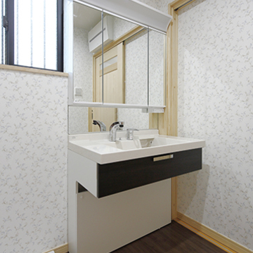 小花柄の壁紙が可愛らしい洗面室