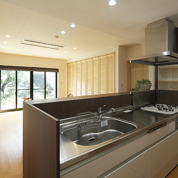 キッチンからリビングを眺める