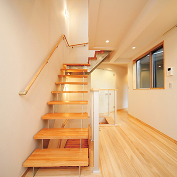 吹き抜けが開放感を与える階段